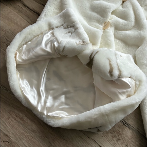 Elegant White Faux Fur Coat with Reindeer Design - Picture 11 of 12